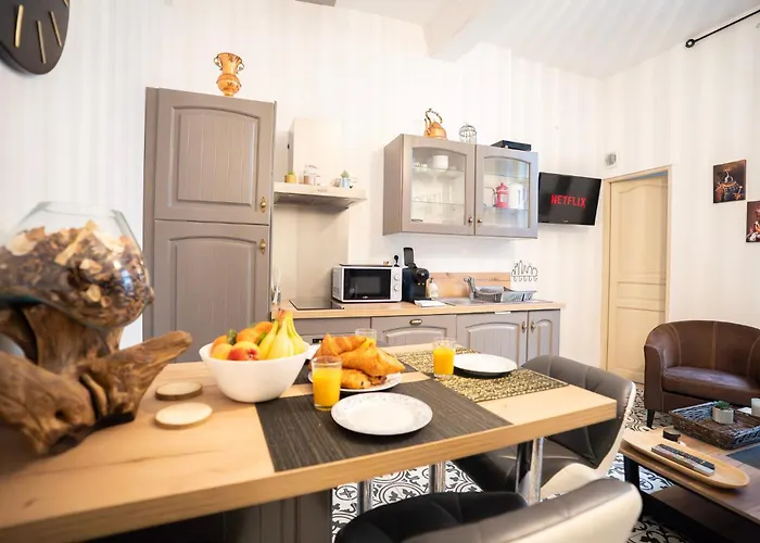 Charming With Sofa, Bed And Terrace-as 아파트 *