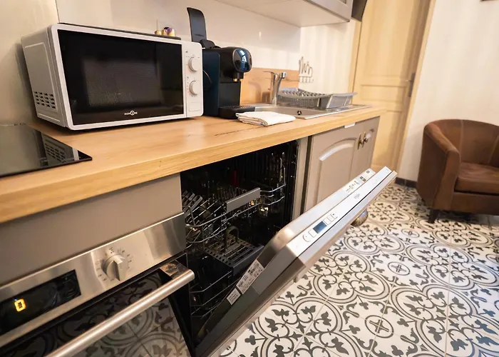 Charming With Sofa, Bed And Terrace-as Apartment Carcassonne